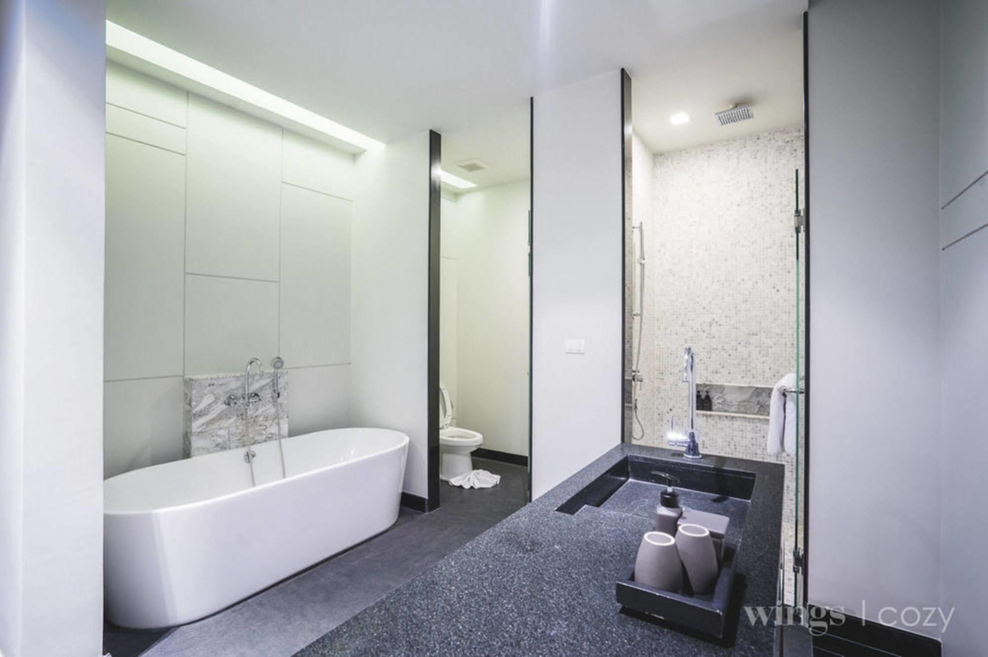 วิงส์ ภูเก็ต วิลลา บาย ทู วิลลา ฮอลิเดย์ Hotel Phuket ภายนอก รูปภาพ